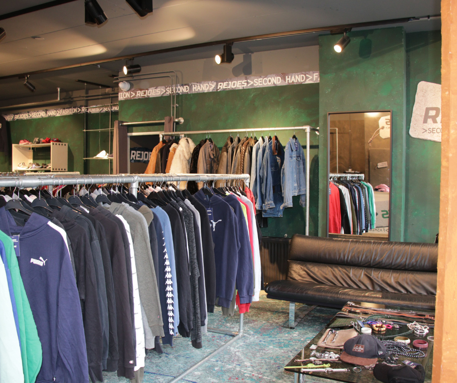 Binnen bij tweedehands kledingzaak Rejoes in Delft