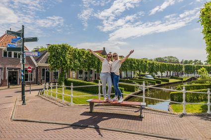 Twee dames vrolijk in IJlst.