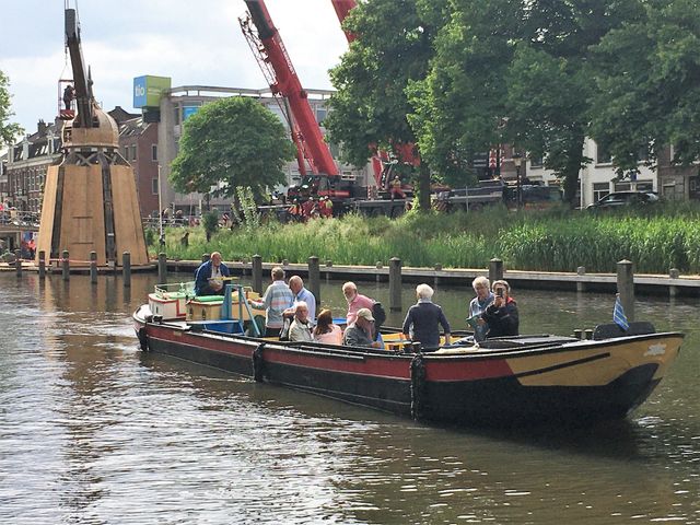 Op de foto is het schip de Hoop en Vertrouwen te zien in de gracht van Utrecht met op de achtergrond de Stadskraan.