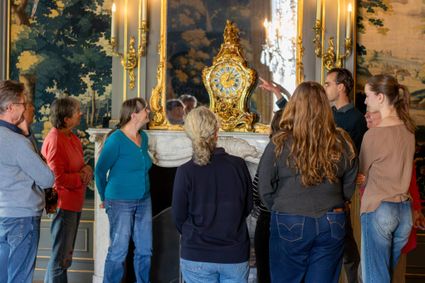 Rondleiding Slot Zuylen, bezoekers luisteren naar de verhalen van de gids