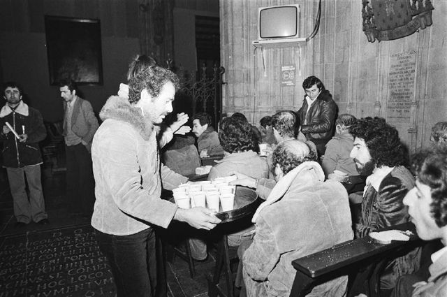 Een bezetter deelt koffie uit. 