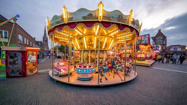 verlichte draaimolen op marktplein