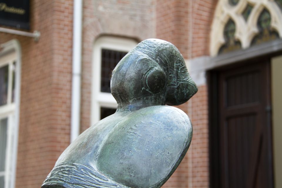 Kunstwerk - schrijdende danseres met tamboerijn
