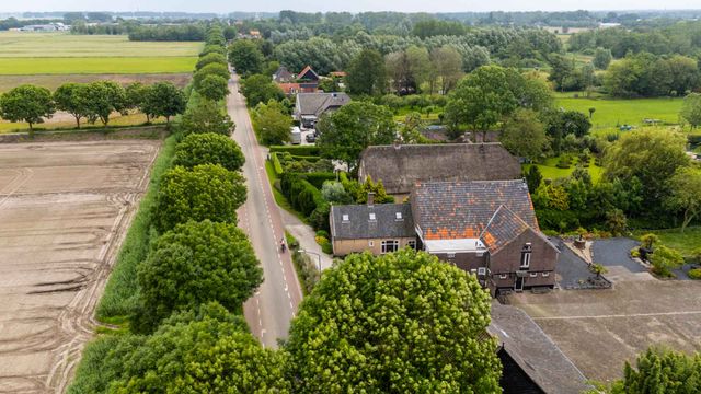 Een fietser in het Brabantse landschap rondom Waalwijk.