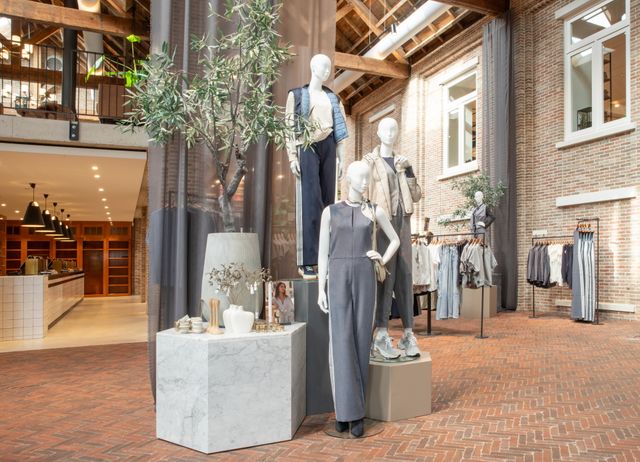 Etalagepoppen dragen de nieuwste trends in de grote en ruimtelijke winkel.