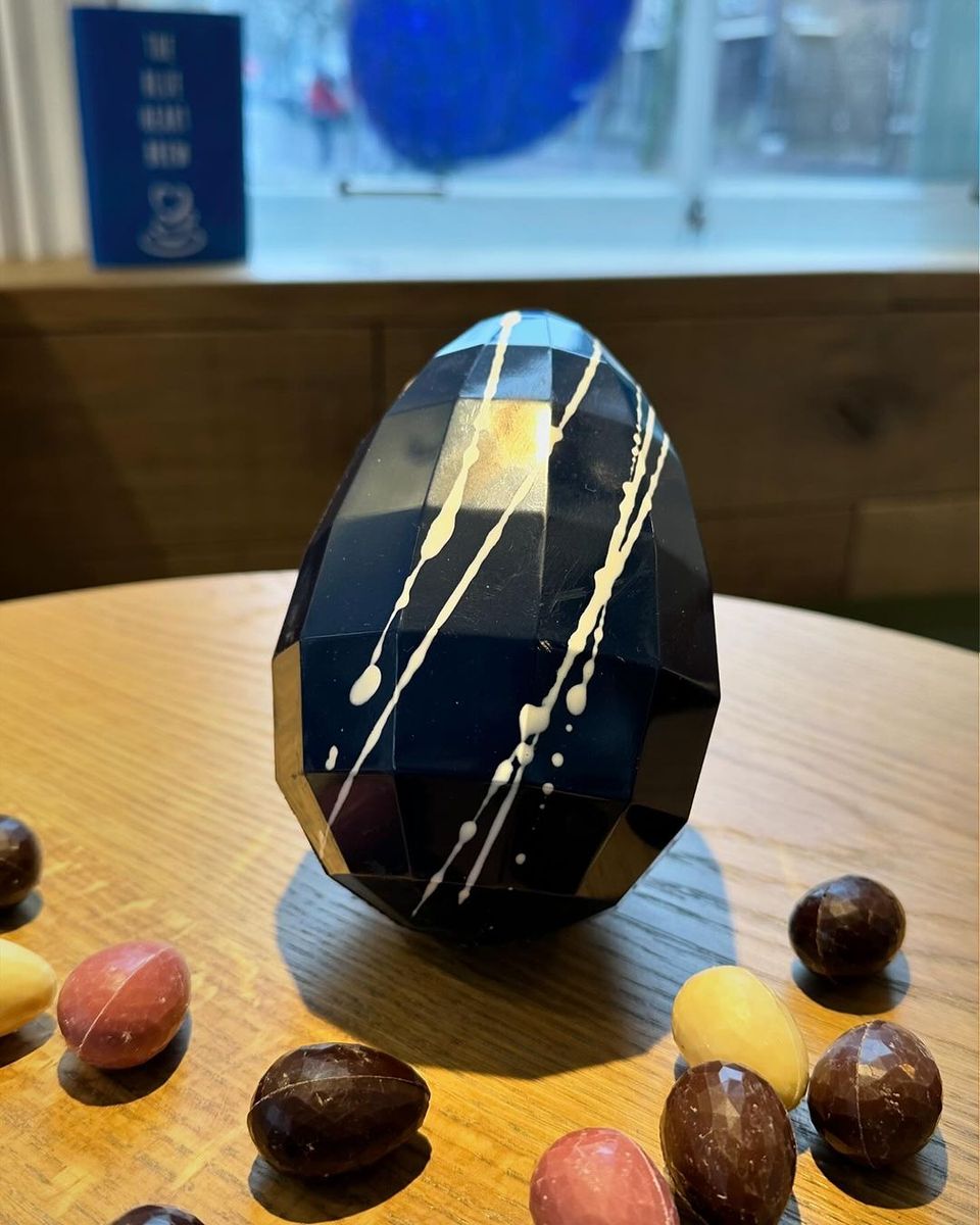 Groot chocolade paasei bij The Blue Heart Brew