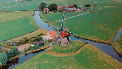 Luchtfoto van de voorkant van de Rode Molen in Oud Ade