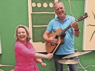 Tamara Fluit en Peter van der Jagt improviseren met muziekinstrumenten