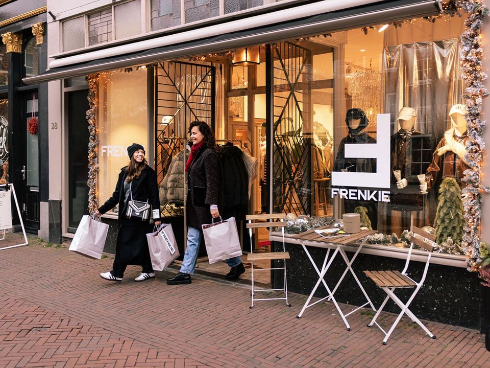 Twee meiden die aan het kerstshoppen zijn in Delft