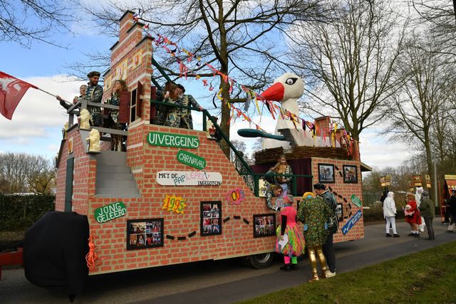 Kleurrijke praalwagen tijdens de carnavalsoptocht in Oudewater, inclusief ooievaar, verklede deelnemers en feestelijke decoratie – een publiekstrekker in het Groene Hart.