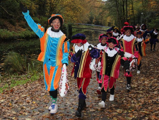 Vrolijke Pieten in een optocht
