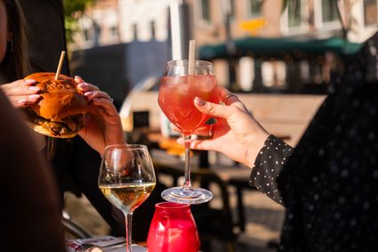 Glazen proosten op het terras van Noah Eetcafé