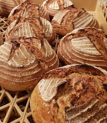 Versgebakken ambachtelijke desembroden van Stadsbakkerij Stevig Brood in Woerden, bekend om eerlijk brood met een knapperige korst en rijke smaak.