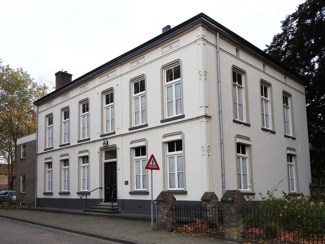 18e eeuws wit gepleisterd gebouw