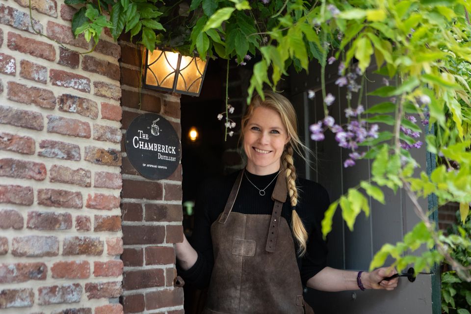 Laetitia  verwelkomt bezoekers bij The Chamberick Distillery – ambachtelijke stokerij in de Utrecht Region.