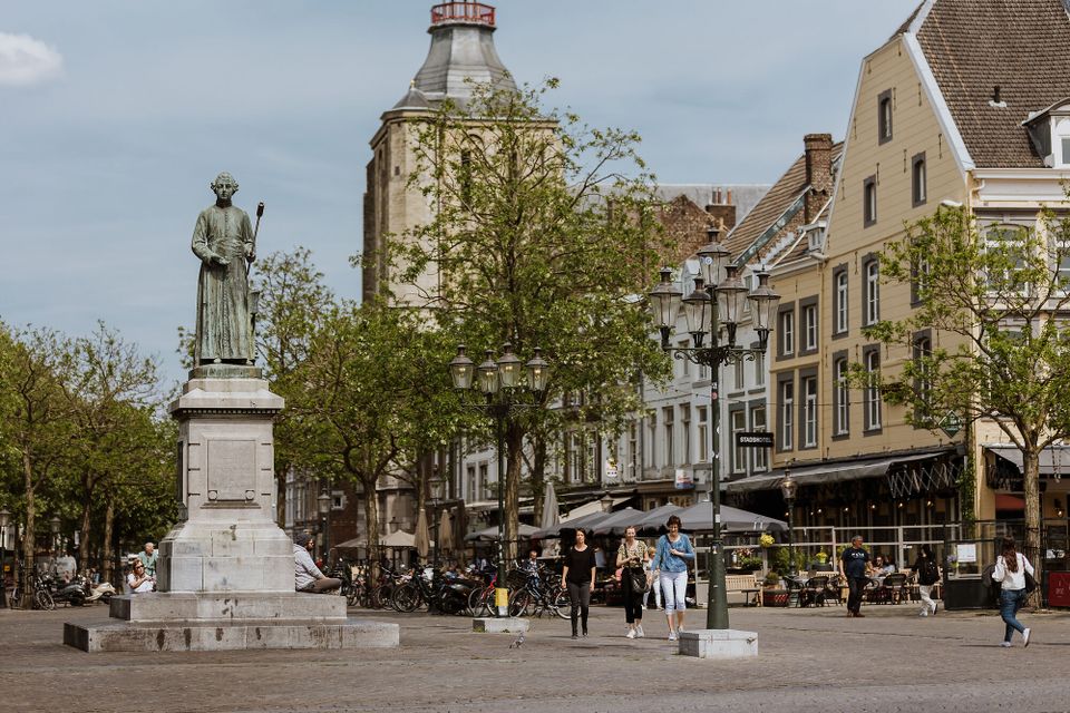Markt Maastricht beeld Minckeleers en terrassen op achtergrond