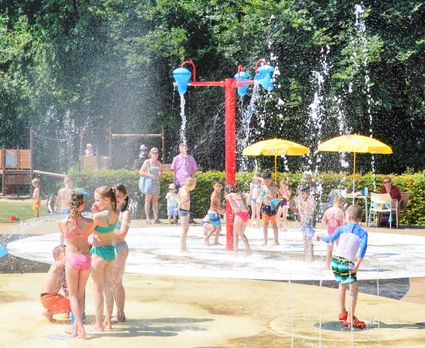 Waterspeeltuin BatensteinBuiten in Woerden, Groene Hart, met spelende kinderen bij fonteinen en watersproeiers tijdens een zomerse dag. Populaire buitenactiviteit voor gezinnen, kinderuitje en waterpret in recreatiegebied Batenstein.