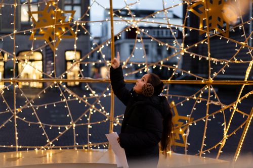 Meisje onder lichtjes