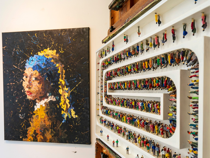 Binnen in Art Galerie Jacobs met zicht op een schilderij en kunstwerk
