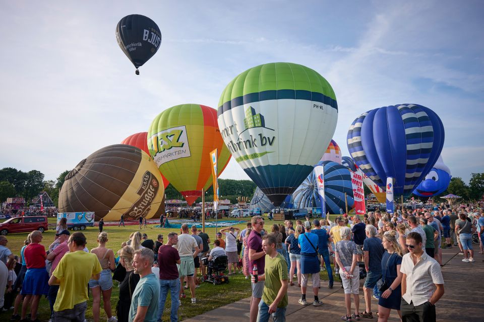 Publiek loopt naar het veld tijdens de ballonfeesten van Joure