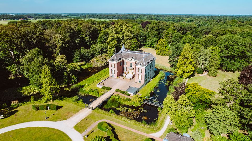 Dronefoto van Huis Doorn en haar tuinen