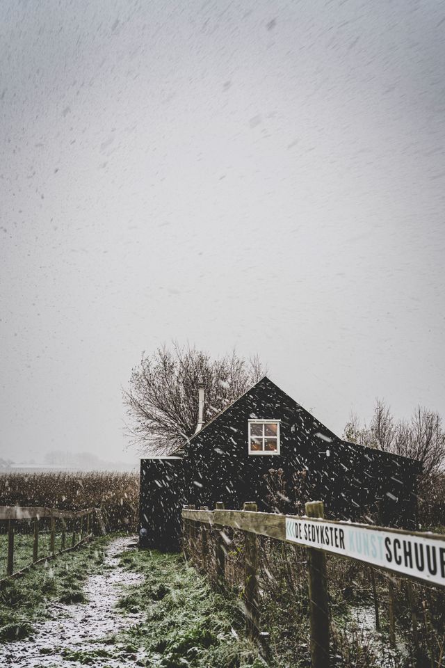 De Sedykster Kunstschuur, kleinschalige expositieplek bij de Friese waddendijk, tussen zee en land bij Tzummarum.
