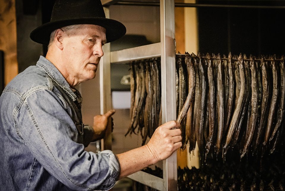 Een man die vis aan het roken is