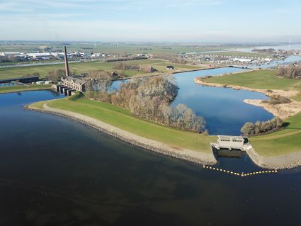 dronebeeld van het woudagemaal en het ijsselmeer