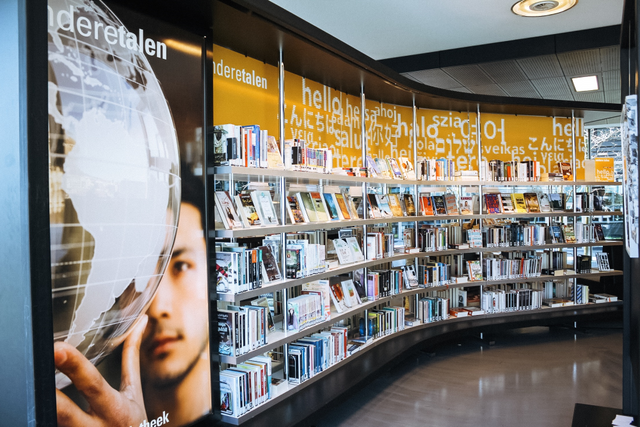 Boekenkasten bij de Nieuwe Bibliotheek Almere Centrum.