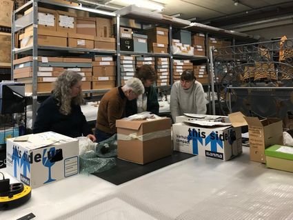 Archeologisch depot ArcheoHotspot Woerden, Groene Hart. Vrijwilligers en archeologen onderzoeken en registreren archeologische vondsten tussen archiefdozen en collecties uit opgravingen rond de Romeinse Limes en de geschiedenis van Woerden.