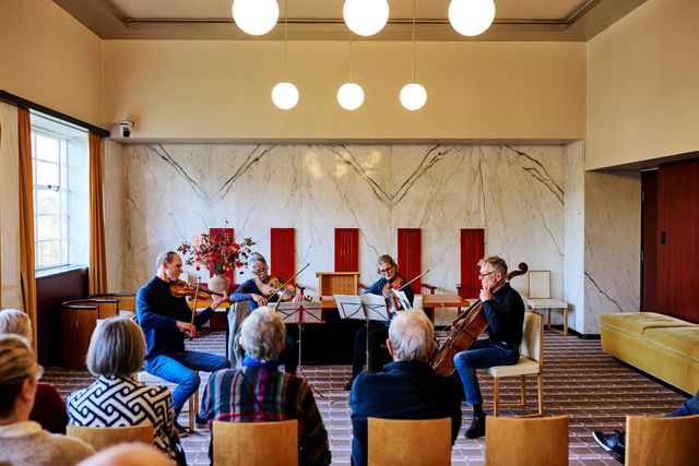 Musici in de trouwkamer van Dudok