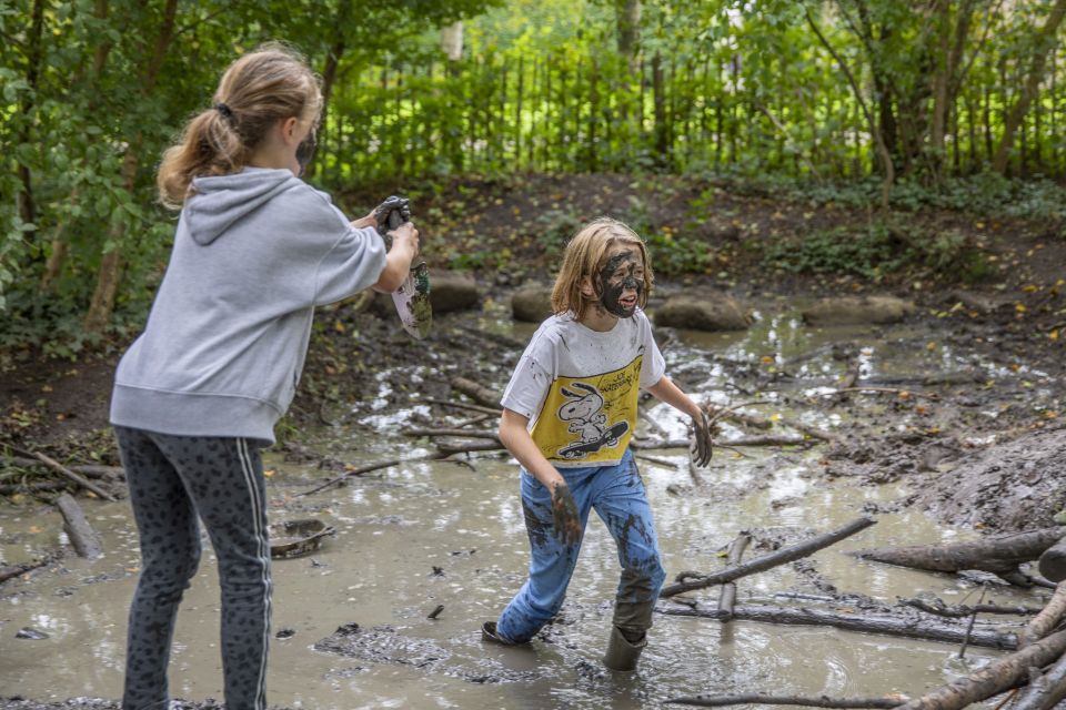 Kinderen gaan op expeditie in Natuurspeeltuin Landgoed Bredius in Woerden en ontdekken spelenderwijs de natuur tijdens een avontuurlijke tocht door water en modder.