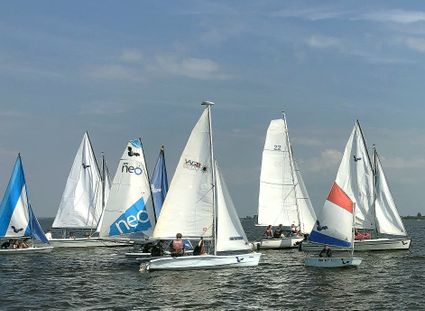 Zeilles in verschillende boottypes van Optimist tot Keus 22.