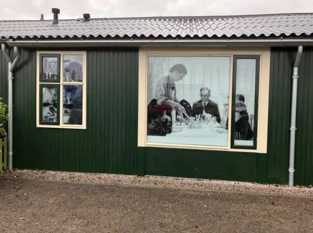 Foto's op oude barak van vroeger.