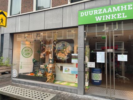 Etalage van de Duurzaamheidswinkel in Woerden met informatie over duurzaam leven, zero waste en lokale initiatieven in het Groene Hart.