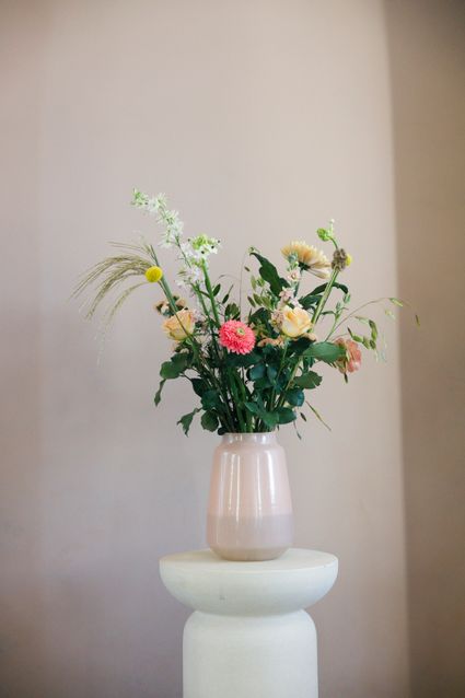 Een kleurrijke bos bloemen in een vaas bij Pluk Geluk in Bolsward.