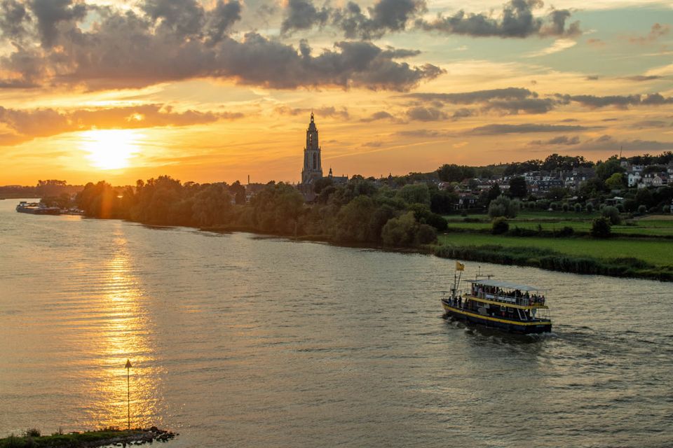 De Blauwe Bever vaart tijdens een avondvaart langs Rhenen