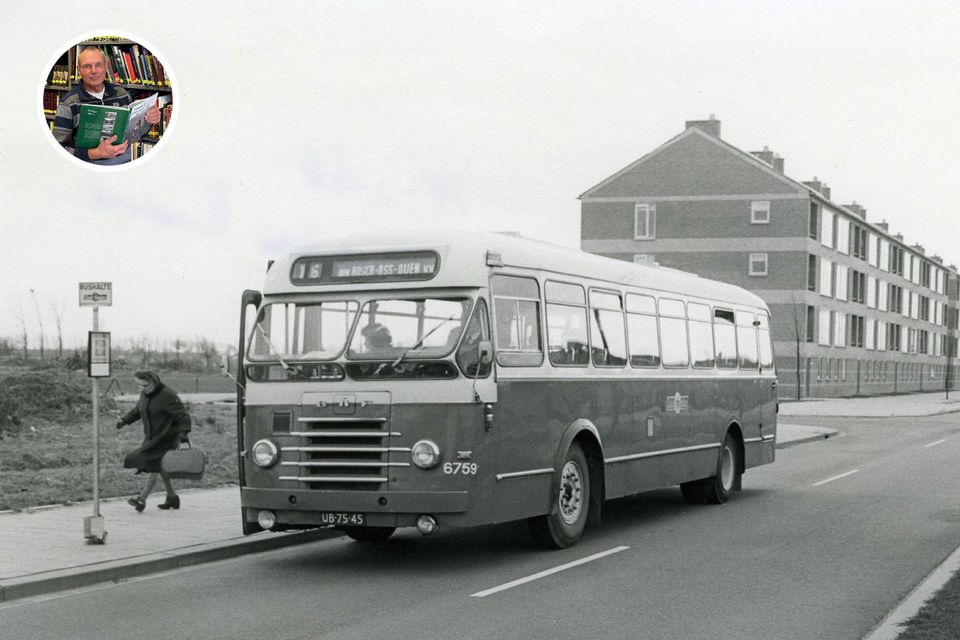 Oude foto van bushalte met bus in Oss