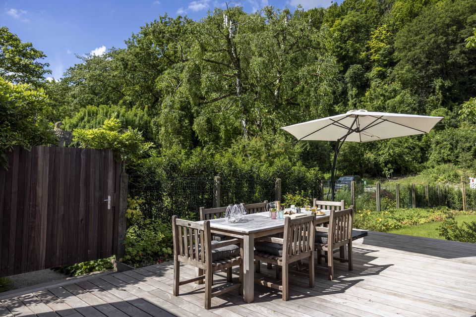 Le Colombier vakantiewoning achtertuin terras tafel en stoelen