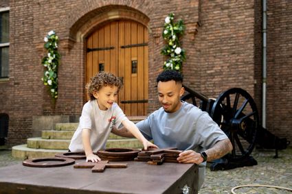 spelen op de binnenplaats van Kasteel Helmond