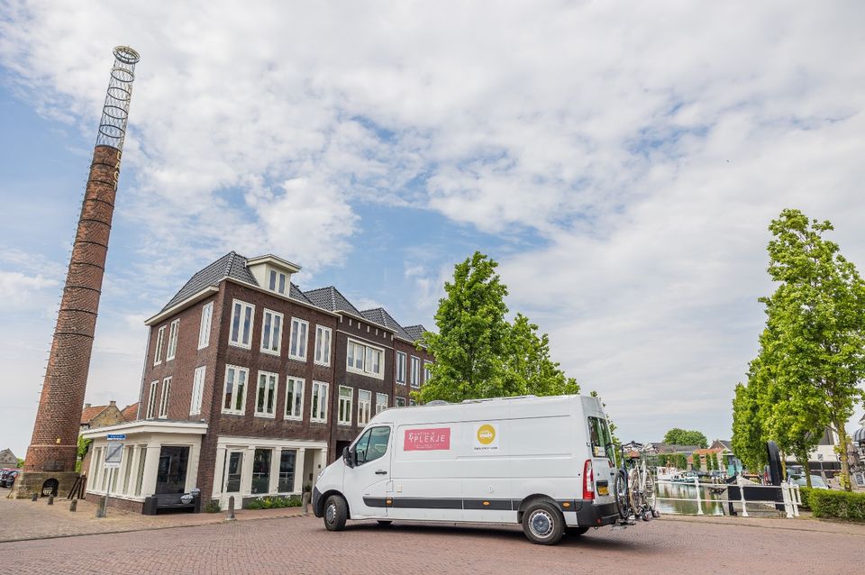 camper geparkeerd in IJlst met nooitgedagt op de achtergrond