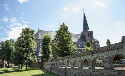 Sint Willibrorduskerk Deurne met monumentale kerkhofmuur