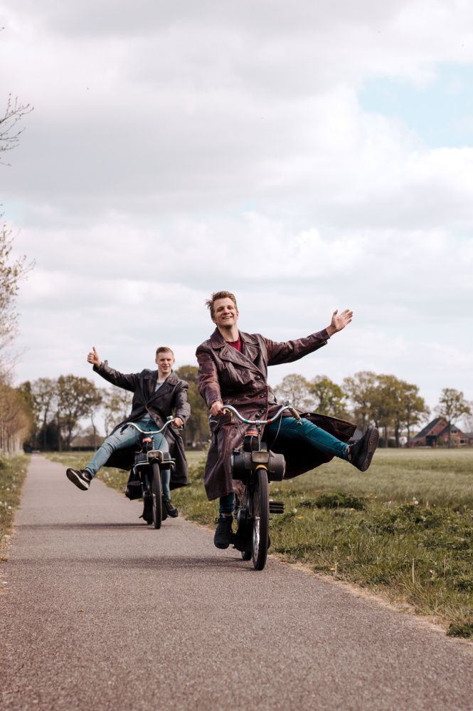 Twee mannen op een solex.