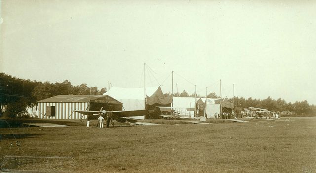 Hangars op het vliegkamp van de Pettelaar.