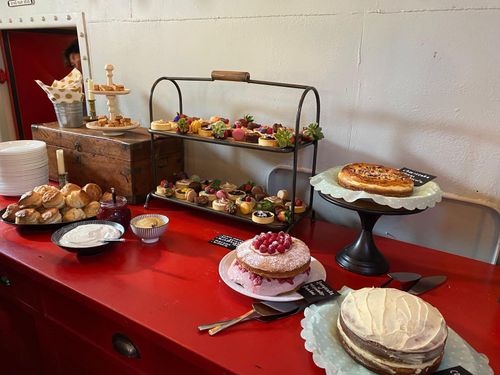 Allerlei taarten en broodjes op een tafel