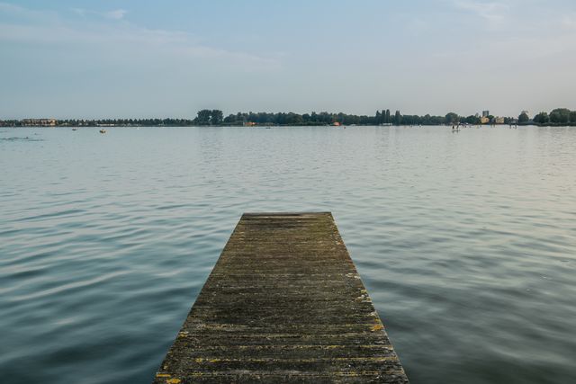 Een stijger aan het water.