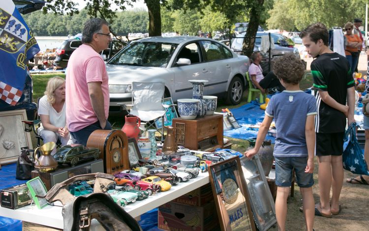 Een mega gezellige kofferbakmarkt op een unieke locatie "de Geffense Plas" te Oss