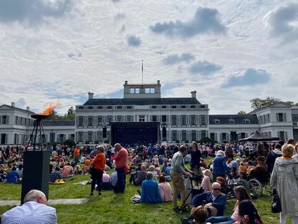 Veel mensen in het gras voor Paleis Soestdijk