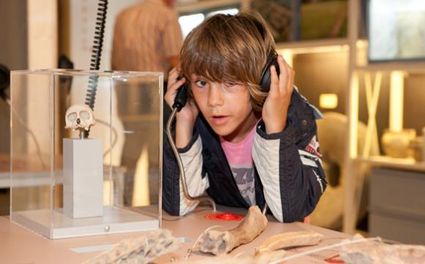 Jongen luistert naar informatie met koptelefoon