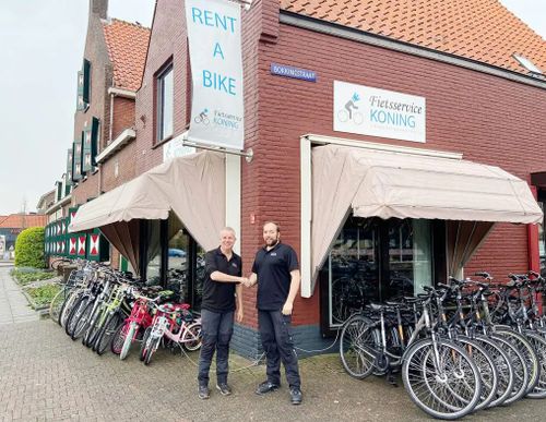 Medewerkers van Fietsservice Koning voor hun winkel